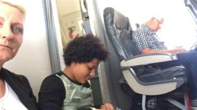 حدث بالفعل.. لا يوجد مقاعد فى الطائرة وعائلة تجلس على الأرض