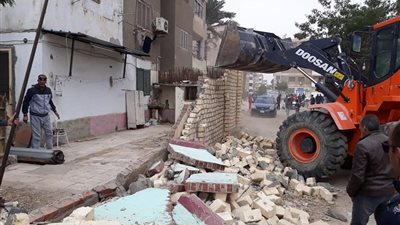 ازلة 120 اشغالا ومبنى عشوائى بأحياء عتاقة وفيصل السويس
