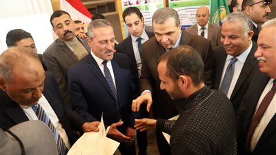 سعفان و محافظ الاسماعيلية يسلمان 250 شهادة أمان للعمالة غير المنتظمة