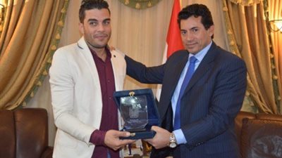 وزير الشباب يكرم منقذ طفلة الإسماعيلية من الاختطاف