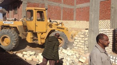 ازالة 42 تعديا واشغالا على اراضى الدولة بحى الجناين بالسويس