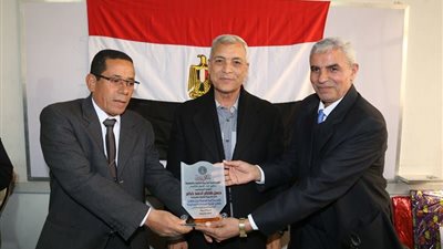 محافظ المنوفية يكرم خضر مدير المالية لبلوغه السن القانونية للمعاش