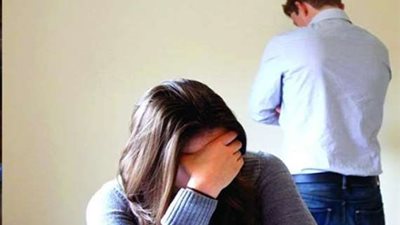 موظفة البنك خلعت زوجها.. رائحته السبب