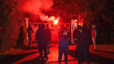 اعتداء جماهير مانشستر يونايتد على منزل رئيس النادي