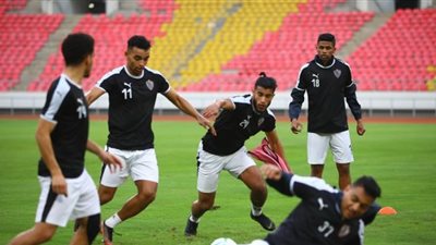 طبيب الزمالك يحصن اللاعبين من لدغات البعوض