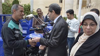 محافظ الغربية يوزع تروسيكلات علي الأسر الأولى بالرعاية