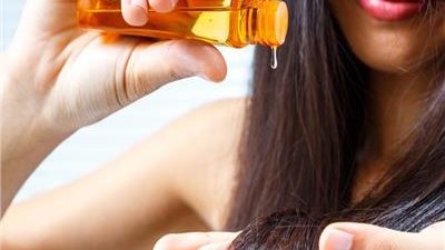 كيف تختارين الزيوت المناسبة لشعرك قبل و بعد غسله؟.. خبيرة تجميل تجيب
