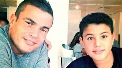 مفاجأة.. نجل عمرو دياب يطرح أولى أغانيه والهضبة يهنئه