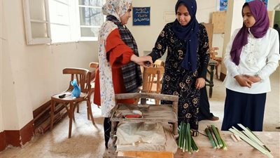 فتيات القراموص بابوكبير يقمن بأول فاعلية لصناعة ورق البردى