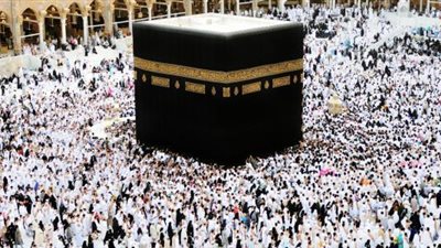 ماذا يفعل المصاب بسلس البول أثناء أداءه للعمرة؟
