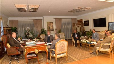 محافظ أسيوط يلتقي مسئولي المزارع والثروة الحيوانية