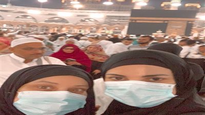 درة تؤدى مناسك العمرة 