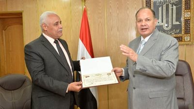 محافظ أسيوط يكرم وكيل وزارة التربية والتعليم ومدير التعليم الفني تقديراً لتميزهما وتفانيهم