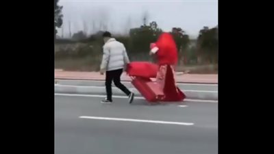 عريس ينقل عروسته لعش الزوجية سيرا على الاقدام بسبب كورونا