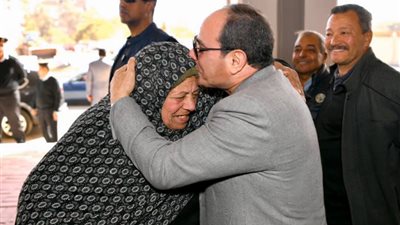 السيسى يأمر بعلاج وتوفير محل لمواطنة على نفقة الدولة