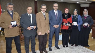محافظ الغربية ونائبه يكرمان خمس من المتدربين بمركز تدريب التنمية المحلية بسقارة-صور