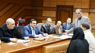 محافظ البحيرة يسلم سماعات أذن وكراسي متحركة خلال اجتماع خدمة المواطنين