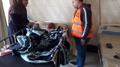 فريق التدخل السريع ينفذ مسن مريض بلا مأوى من الشارع ويعيده لأهله