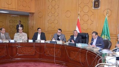 تنفيذي الإسماعيلية يستعرض تطوير طريق السويس الصحراوي