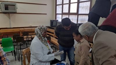 رئيس مدينة البياضية يتفقد مبادرة الكشف عن الأنيميا بالمدارس .صور