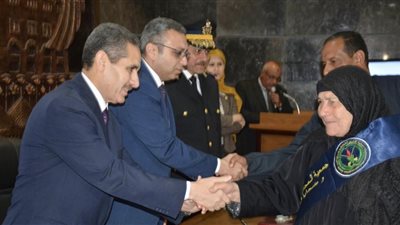 محافظ الغربية ونائبه .. يكرما أسر الشهداء إحتفالاً بيوم الشهيد والمحارب القديم