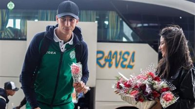 الورود هدية الإسماعيلية لبعثة الرجاء المغربي في كأس العرب