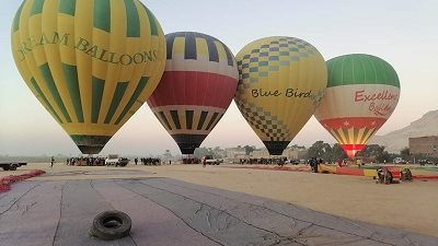320 سائح على متن 15رحلة بالون فى سماء الأقصر