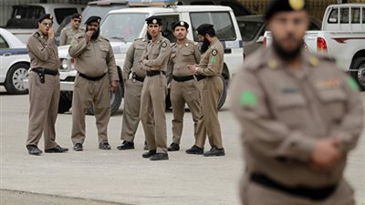 الشرطة السعودية تعلق على فيديو مروع بين رجل وامرأة.. فيديو