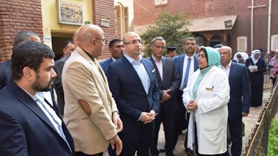 محافظ بنى سويف يتابع الخدمه بمستشفى الرمد.. بالصور