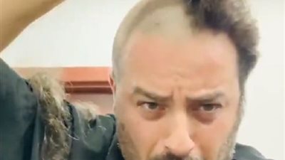 يوسف الخال يحلق شعره 