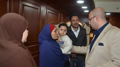 محافظ بني سويف يستقبل 3 أسر لأستقبال علاجهم