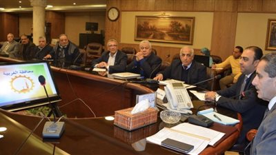 محافظ الغربية .. يلتقي بأصحاب مصانع الغزل والنسيج بالمحلة الكبرى لبحث مشاكلهم
