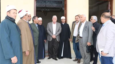 فودة يتفقد مشروعات طرق ومحطة تحلية مياه البحر - صور