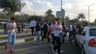 جماهير الزمالك تتوافد علي المطار لإستقبال بعثة النادي بعد الفوز بالسوبر