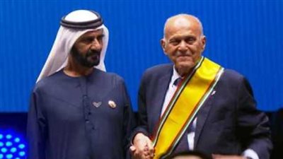 بالفيديو.. لفتة إنسانية لمحمد بن راشد بعد سقوط مجدي يعقوب على المسرح