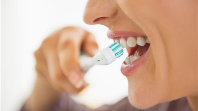 تعرف على اكثر الاخطاء شيوعاً عند تنظيف اسنانك