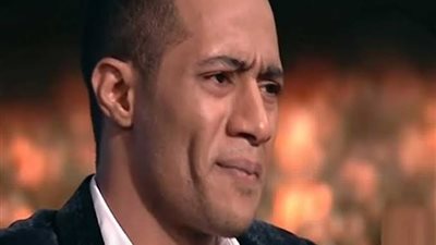 شاهد.. محمد رمضان يوقع على أحد العقود داخل طائرته