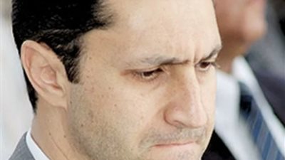 علاء مبارك يطلب الدعاء لوالده