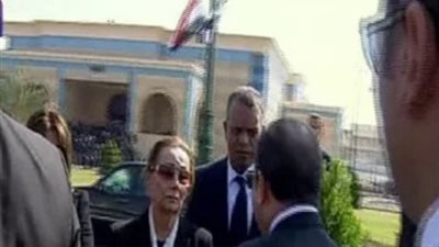 شاهد .. الرئيس السيسي يقدم واجب العزاء لسوزان مبارك عقب الجنازة العسكرية