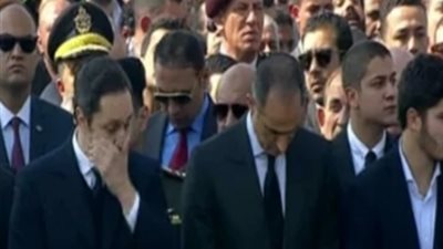 بالدموع .. علاء وجمال يودعان الرئيس الاسبق مبارك في جنازة عسكرية