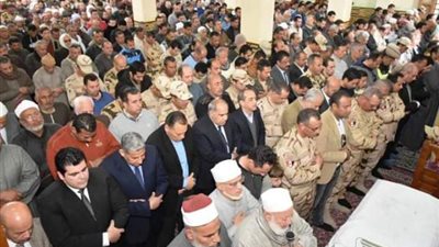 محافظ الشرقية يُشيع جثمان شهيد الواجب مقدم أحمد شحاته ابن قرية ناطورة .صور
