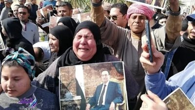 انهيار المصريين بالبكاء اثناء استقبال جثمان الرئيس الاسبق في مثواه الاخير