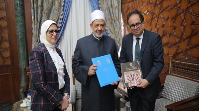 شيخ الأزهر يهدي عميد الدراسات العليا للطب بجامعة هارفارد وثيقة الأخوة الإنسانية