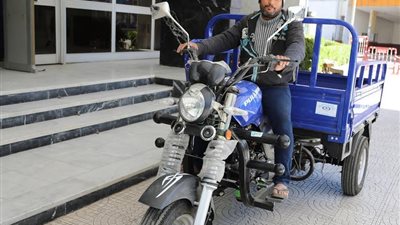 محافظ قنا يسلم تروسيكل لمواطن استجابة لشكواه