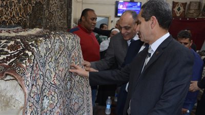 محافظ الغربية في زيارة لقرية الدواخلية مركز المحلة المتميزة بصناعة السجاد اليدوي