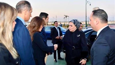 وصول السيدة انتصار السيسي الى مقر عزاء الرئيس الاسبق حسني مبارك