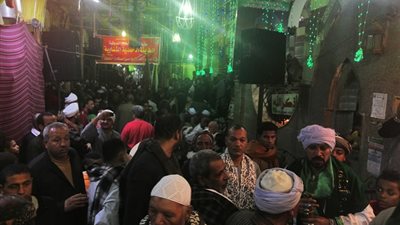 الصوفيه يحتفلون بعيد ميلاد العارف بالله الإمام السيوطي أمام ضريحه