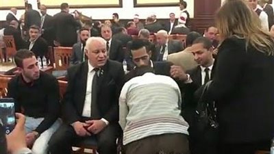 بالفيديو: شاب يقبل يد محمد رمضان فى عزاء الرئيس الاسبق
