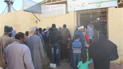 بالصور..إقبال كبير من أهالى الواحات على قافلة الأزهر الطبية فى يومها الأول