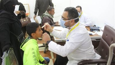 أهالي الواحات يتوافدون على قافلة الأزهر للاستفادة من خدماتها المجانية